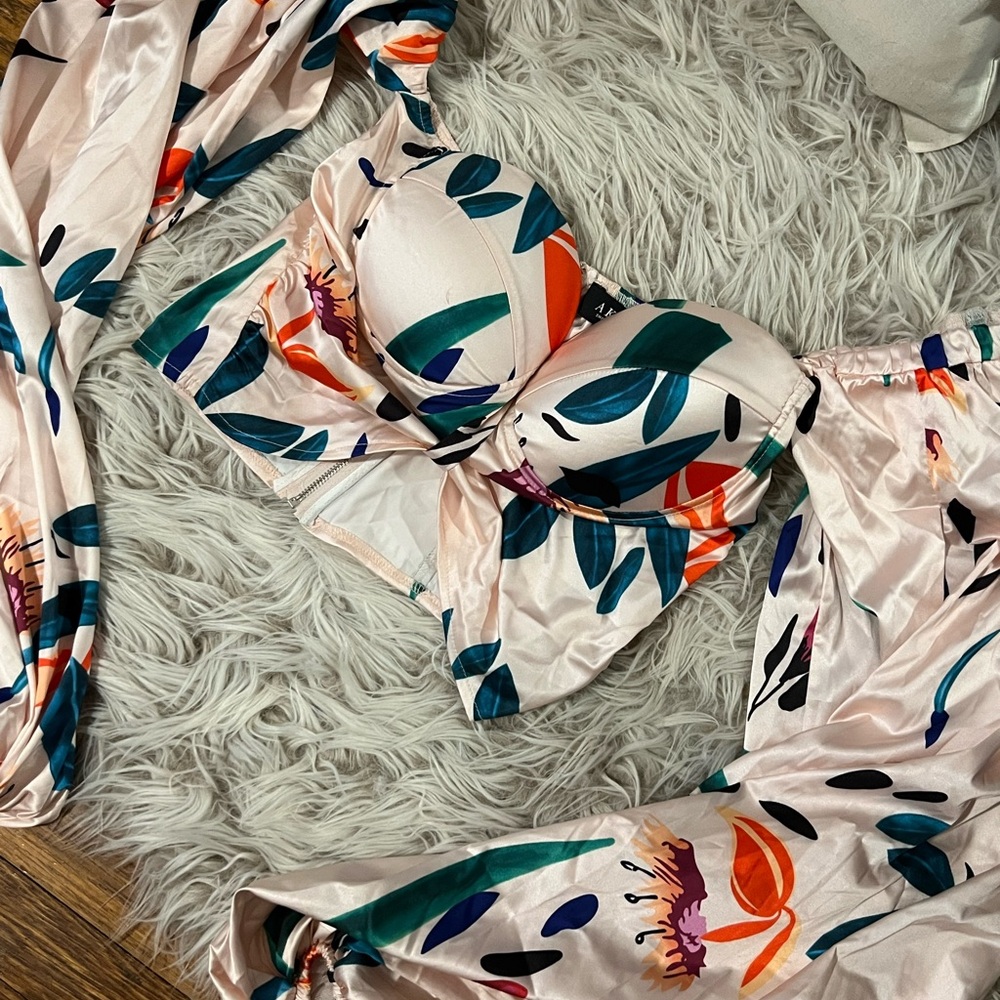 AKIRA Multicolor Floral Set